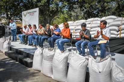 Alcaldesa entrega avena forrajera a productores