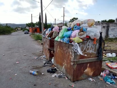 Vecinos de la colonia Otilio Montaño reportan contenedores llenos y con fauna