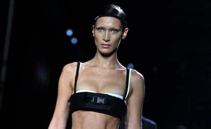 Bella Hadid deja a la vista su lencería con vestido transparente