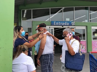 Vacunación COVID-19  en supermercados el día de hoy 