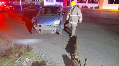 Alcoholizado conductor parte poste en tres pedazos en la Zona Centro de Monclova 