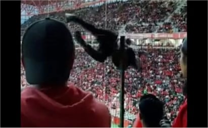 VIDEO: La espeluznante caída de un aficionado del Toluca de las gradas del Estadio Nemesio Díez