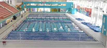 Padres de familia buscan clases de natación para bebés