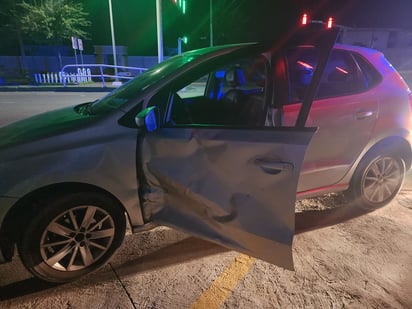 Conductor se pasa luz roja de semáforo y provoco choque