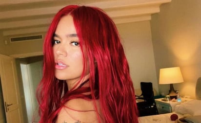 Karol G luce mini bikini de fresas que combina con su pelo rojo