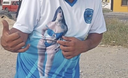 Equipo de futbol estrena uniformes con imagen de Karely Ruiz