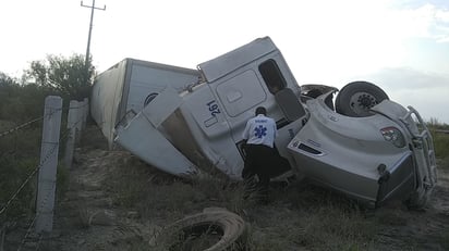 Trailero dormita y vuelca su unidad en la carretera Monterrey-Monclova