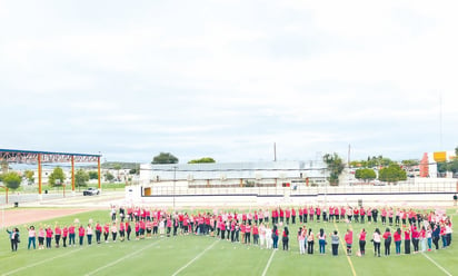 En la Ciudad Deportiva forman el 'Lazo Rosa' hecho con personas