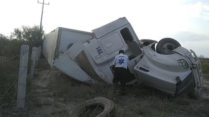 Trailero dormita y vuelca su unidad en la carretera federal 53