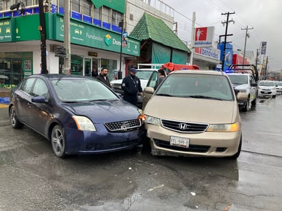 Choque causa caos vial en la Zona Centro de Monclova 