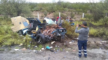 Doctor muere prensado en su camioneta tras chocar contra tráiler