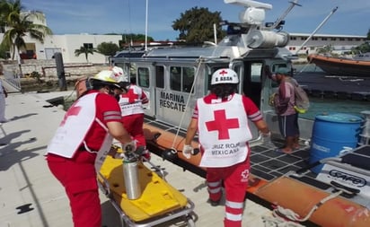 Rescatan a pescador en alta mar en Yucatán; habría sufrido problemas de descompensación