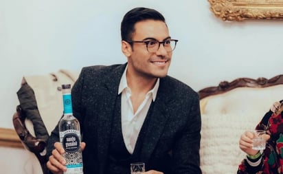 Carlos Rivera se suma al mundo del mezcal de Oaxaca y lanza Santo Gusano: El cantante destacó que la bebida es extraída del maguey espadín, por artesanos de San Dionisio Ocotepec, Tlacolula