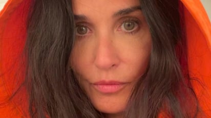 Frente al espejo, Demi Moore paraliza la red con poco a la imaginación