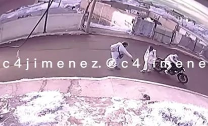 VIDEO: Asaltante golpea a joven que se opuso y ella los corretea : CHIMALHUACÁN