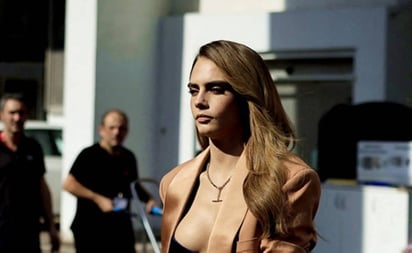 Cara Delevingne arrasa al unirse a la tendencia de 'lencería a la vista' en Francia