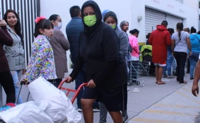 Niños, mujeres y abuelitos hacen largas filas durante dos horas para recibir despensas en SLP