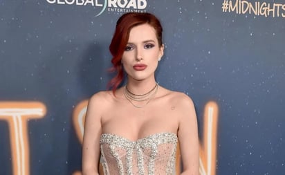 Bella Thorne conquista en sesión con vestido-abrigo de látex al estilo braless