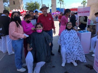 Mujeres jóvenes deciden donar su cabello para personas con cáncer