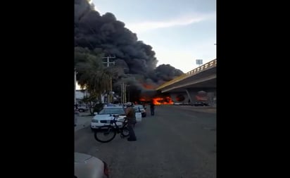 Video. Pipa de combustible trata de ganarle el paso al tren en Aguascalientes; no lo logra y estalla