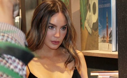 Belinda se convierte en un maniquí: deslumbra rapada y en traje de baño