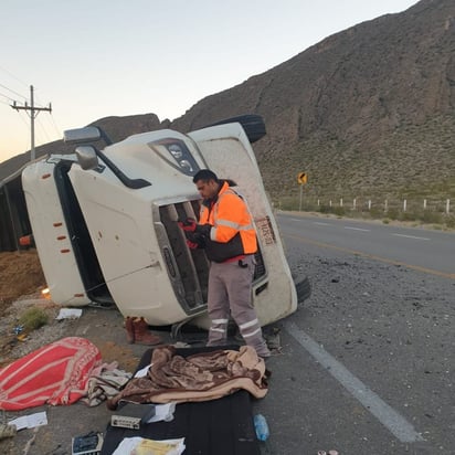 Tráiler vuelca en la carretera 30 y deja dos lesionados