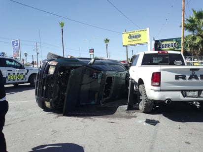 Volcadura deja tres personas lesionadas