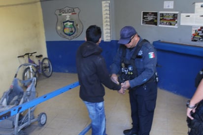 Detienen a menor por drogarse con resistol en la calle