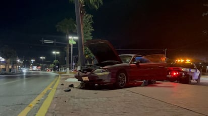 Joven estrella su Mustang contra luminaria de la colonia Guadalupe