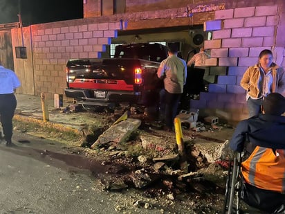 Hombre choca contra barda de una casa en la colonia Cumbres