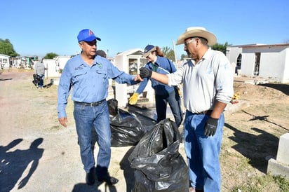 Mario Dávila avanza con limpieza en los panteones de Monclova