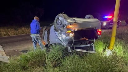 Choque por alcance termina en volcadura