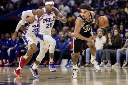 Los Spurs acentuaron el mal arranque de los Sixers y les ganan