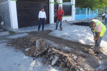 Obras públicas tapa baches y recarpeta calle