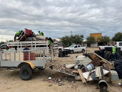 Colonos responden a limpieza municipal de descacharrización