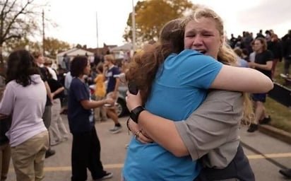 Tres muertos y varios heridos deja tiroteo en una escuela secundaria de Missouri