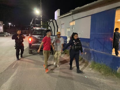 Jóvenes agarran calles de la colonia Hipódromo como cantina en Monclova 