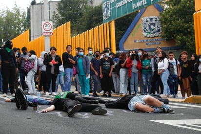 Colectivos de CCH Sur marchan a Rectoría ante abuso sexual de alumna