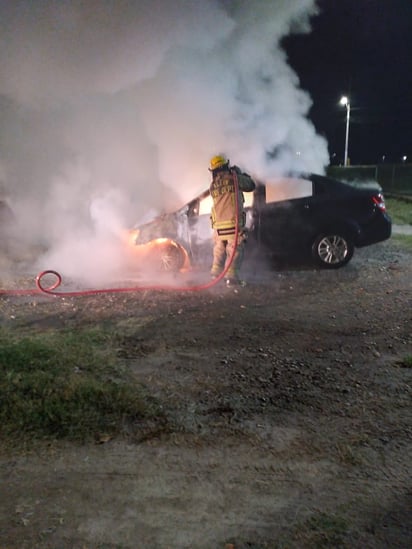 Vehículo se incendia en la colonia Río Bravo en Piedras Negras 