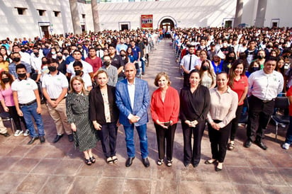 Jóvenes estudiantes de Monclova reciben becas de mil pesos