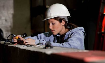 Mujeres buscan estudiar carreras de ingenierías