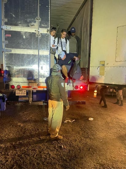 Policía asegura a 124 migrantes en un tráiler