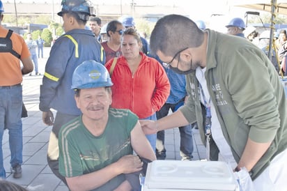 Gran respuesta de obreros a la brigada de salud en “La Uno”