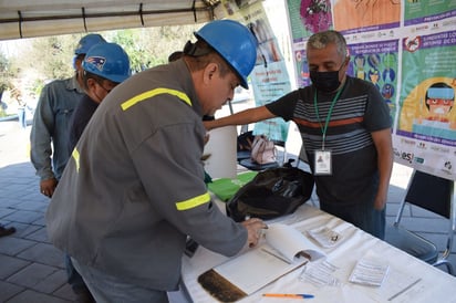 Gran respuesta de obreros a la brigada de salud en “la 1” en Monclova 