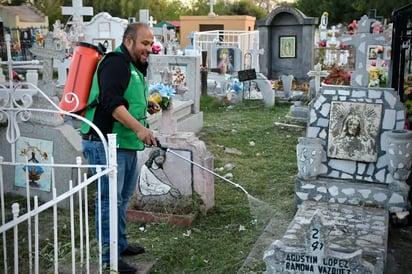 Municipio y sus cuadrillas inicia la limpieza de los panteones