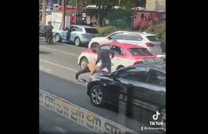 'Perro Aguayo sobre la Bestia Salvaje', graban pelea de taxista contra automovilista y le ponen audio de la Lucha Libre