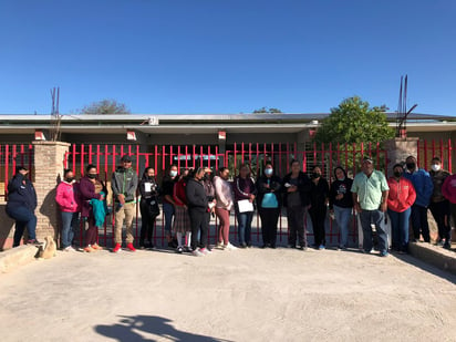 Papás cierran puertas de la Secundaria 60