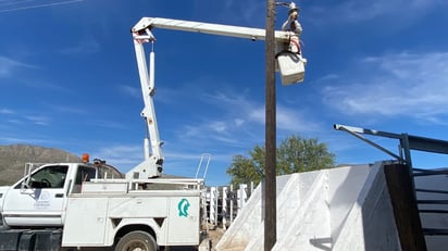 Alumbrado público repara daños eléctricos del rastro de Cuatro Ciénegas 