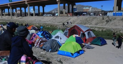 Cientos de venezolanos protestan en la frontera; piden asilo político