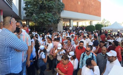 Con gritos de “¡ya basta!”, maestros reciben a AMLO en BCS y exigen justicia laboral